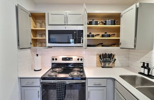 Birmingham Apartment | Central Bham Retreat w/Private Balcony + Parking