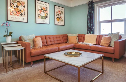 Eastbourne City Centre Apartment | Central Breaks - dog friendly, spacious apartment with roof terrace
