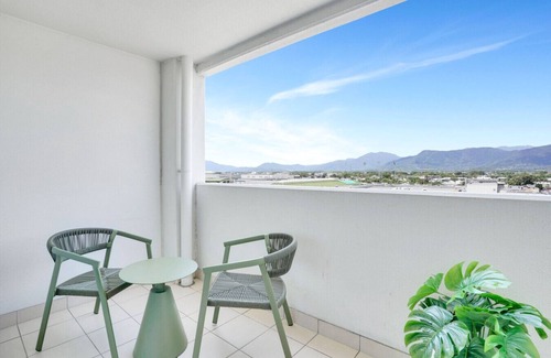 Parramatta Park Apartment | Central Cairns Studio with Rooftop Pool, City Views & Secure Parkin