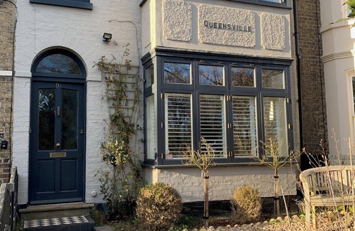 Cambridge House | Central Cambridge, opposite Jesus Green with river views (new listing)
