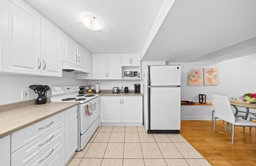 Old Ottawa East Apartment | Central Canal 1 Bdrm w/private entrance, parking, deck. Beautiful area