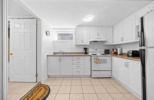 Old Ottawa East Apartment | Central Canal 1 Bdrm w/private entrance, parking, deck. Beautiful area