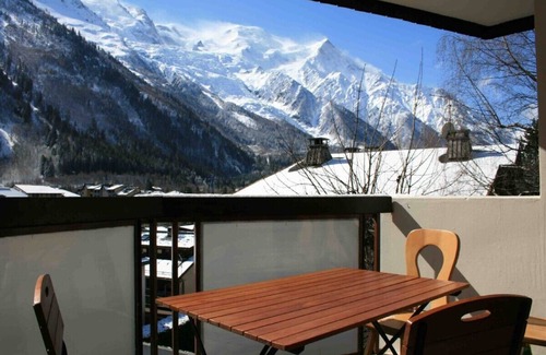 Chamonix City Centre Apartment | Central Chamonix apartment with swimming pool, parking & Mont Blanc views