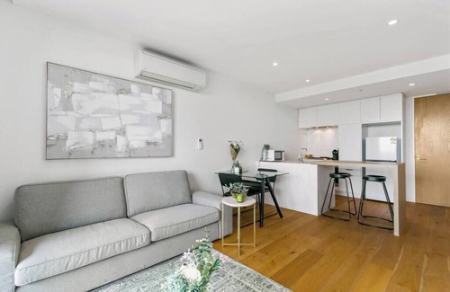 Ivanhoe Apartment | Central Charm Located in the Heart of Ivanhoe