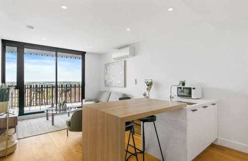 Ivanhoe Apartment | Central Charm Located in the Heart of Ivanhoe