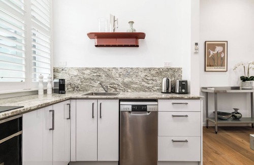 Carlton Apartment | Central Chic & Cool Carlton Apartment on Elgin St.