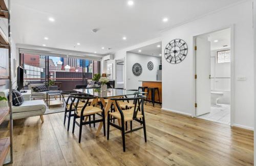 Chinatown Apartment | Central City Chic - sleeps 6, free parking