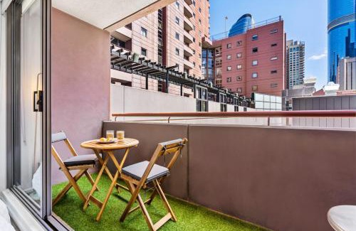 Chinatown Apartment | Central City Chic - sleeps 6, free parking