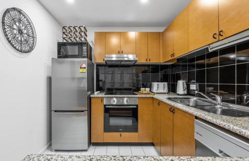 Chinatown Apartment | Central City Chic - sleeps 6, free parking