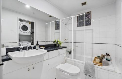 Chinatown Apartment | Central City Chic - sleeps 6, free parking