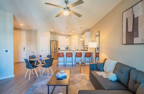 Orange Heights Apartment | Central City Retreat | Pool, Gym, Parking & W/D