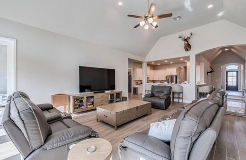 San Marcos House | Central City Retreat - Dedicated Office w/Amenity Center w/2 Pools & Gym.