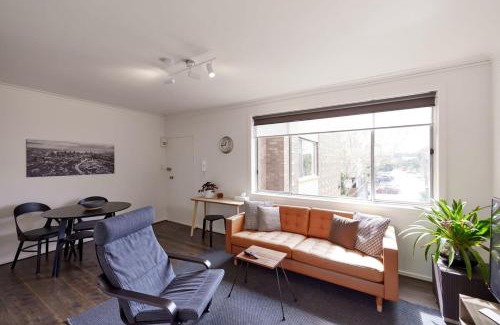Collingwood North Apartment | Central Classic Collingwood Modern Apt
