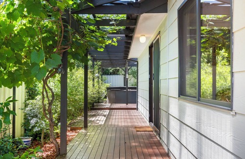 Narrabundah House | Central Classy and Tranquil Retreat