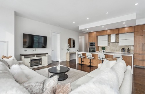 CityPlace Apartment | Central CN Tower View | 3bed 3 bath | 6 Guest | Pool | Gym | Parking