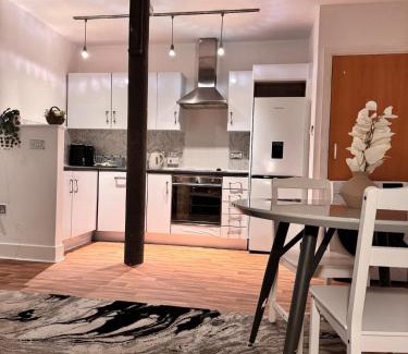 Nottingham Apartment | Central Comfort- 2 bedroom Nottingham Stay
