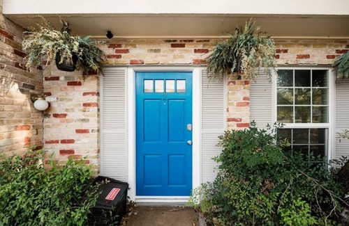 Brentwood Condo | Central Condo w/Patio, Walk to Shops and Food NEW