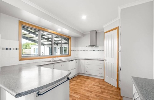 Portarlington House | Central convenience for groups and families - Portarlington entertainer!