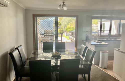 Portarlington House | Central convenience for groups and families - Portarlington entertainer!