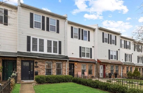 Pleasant Plains Apartment | Central Convenient Home | Free Parking | DCottage