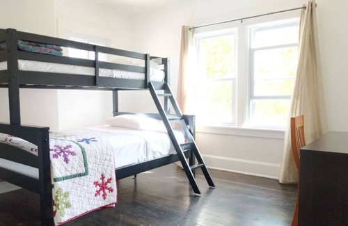 Clintonville House | Central & Conveniently Located House for up to 8