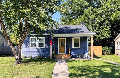 Lafayette House | Central Cottage with Grill, 1 Mi to Cajun Field