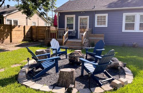Lafayette House | Central Cottage with Grill, 1 Mi to Cajun Field