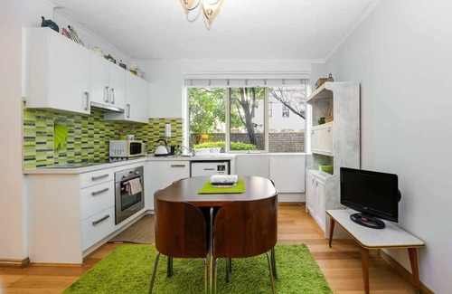 Fitzroy Apartment | Central & Cozy Fitzroy Studio Apartment with parking