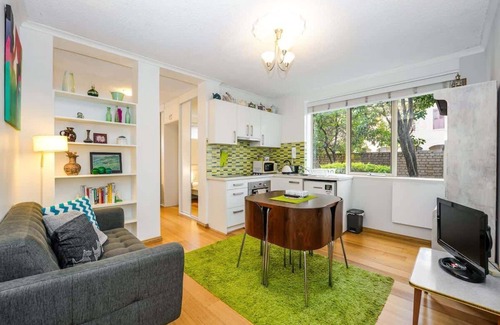 Fitzroy Apartment | Central & Cozy Fitzroy Studio Apartment with parking