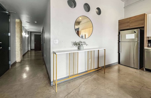 Downtown Dallas Apartment | Central Dallas 1BD Stylish Stay Sleeps 12 Parking