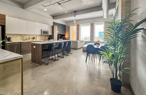 Downtown Dallas Apartment | Central Dallas 1BD Stylish Stay Sleeps 12 Parking