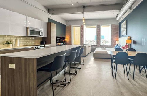 Downtown Dallas Apartment | Central Dallas 1BD Stylish Stay Sleeps 12 Parking