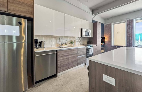 Downtown Dallas Apartment | Central Dallas 1BD Stylish Stay Sleeps 12 Parking