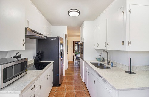 Southeast House | Central Denver 4 bedroom Sleeps 8 Relaxation Zone Close to Everything!