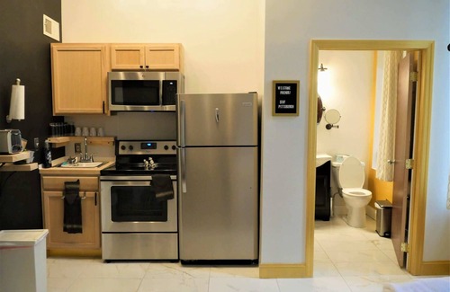 Downtown Pittsburgh Apartment | Central Downtown Queen Bed | Walk to all Venues