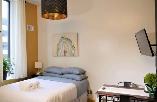 Downtown Pittsburgh Apartment | Central Downtown Queen Bed | Walk to all Venues