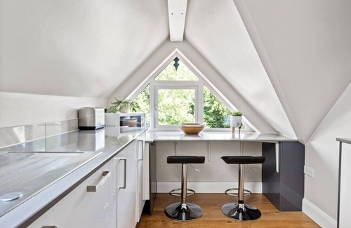 New Forest District Apartment | Central flat near station & forest trails