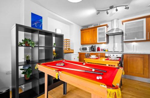 Sheffield City Centre Apartment | Central Flat Pool Table Balcony