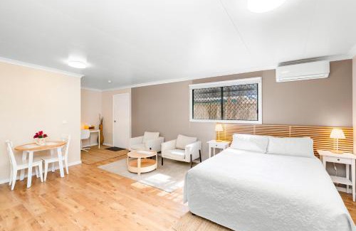 Wagga Wagga House | Central guest studio with secure parking!