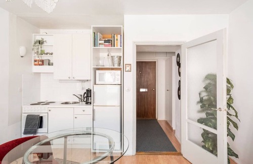 Punavuori Apartment | Central & Hip w King Bed, 50m tram & bus, Netflix