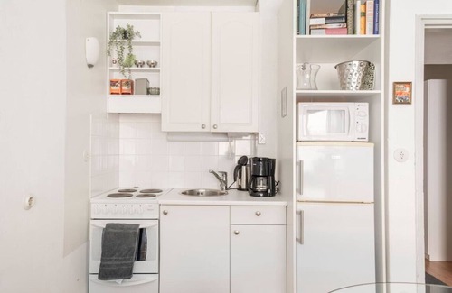 Punavuori Apartment | Central & Hip w King Bed, 50m tram & bus, Netflix