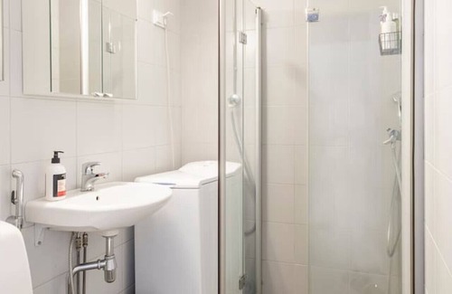 Punavuori Apartment | Central & Hip w King Bed, 50m tram & bus, Netflix