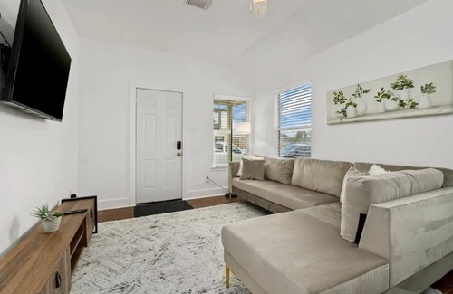 Northside House | Central Houston - Bright and Spacious Modern Mid - 4 miles to DT