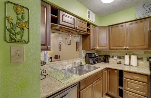 Houston House | Central Houston Townhome w/Patio: 4 Mi to Airport