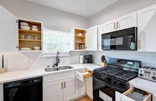 Northside Apartment | Central HTX Apt: Free Wi-Fi, A/C, Full Kitchen, Near Top Attractions.