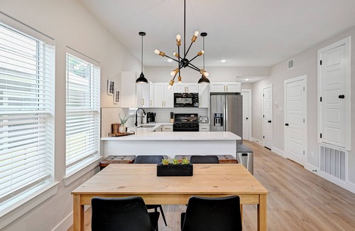 Northside Apartment | Central HTX Apt: Free Wi-Fi, A/C, Full Kitchen, Near Top Attractions.