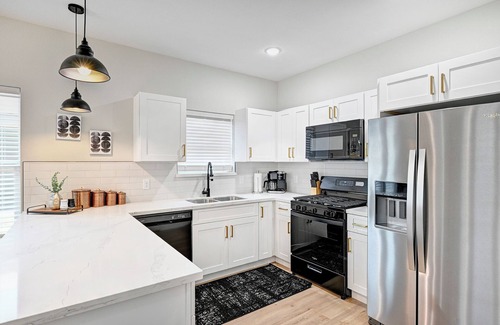 Northside Apartment | Central HTX Apt: Free Wi-Fi, A/C, Full Kitchen, Near Top Attractions.