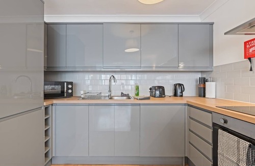 Leeds Apartment | Central Hub - Free Parking - Sleeps 5