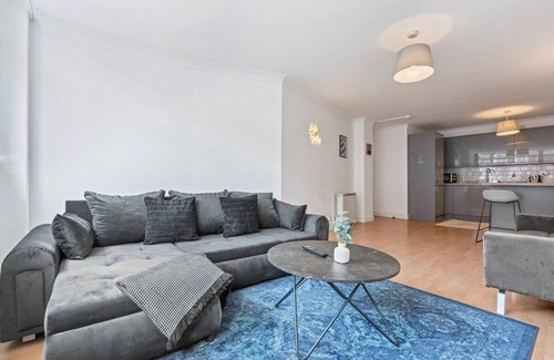 Leeds Apartment | Central Hub - Free Parking - Sleeps 5