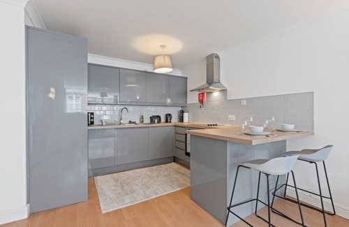 Leeds Apartment | Central Hub - Free Parking - Sleeps 5